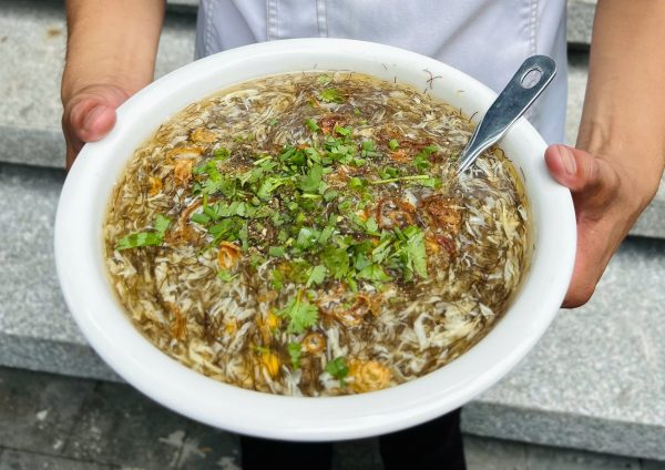 Một món khai vị ấm nóng, nhẹ nhàng và giàu dinh dưỡng, rất thích hợp mở đầu cho bữa ăn. Súp được chế biến từ nước dùng xương gà ninh kỹ, kết hợp với thịt cua tươi, trứng cút và nấm, tạo nên hương vị thanh ngọt, dễ ăn. Món ăn không chỉ kích thích vị giác mà còn giúp làm ấm bụng, tạo cảm giác dễ chịu trước khi bước vào các món chính.