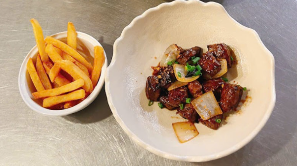 Thực đơn 13 được thiết kế riêng cho những buổi tiệc công ty ấm cúng tại nhà, với các món ăn dễ dùng, vừa ngon miệng vừa tiện lợi cho việc phục vụ đông người. Mở đầu là gỏi củ hủ dừa tôm thịt thanh mát, giòn ngọt, mang đến cảm giác nhẹ nhàng, kích thích vị giác. Súp hải sản nóng hổi tiếp nối với hương vị ngọt thanh từ tôm, mực và các loại rau củ, phù hợp với nhiều khẩu vị. Bò lúc lắc khoai tây là món chính đậm đà, kết hợp giữa thịt bò mềm ngọt và khoai tây chiên giòn. Cá lăng hấp mỡ hành mang lại sự hài hòa giữa vị béo nhẹ và hương thơm từ hành phi. Lẩu hải sản chua cay giúp không khí bữa tiệc thêm phần ấm áp, gắn kết mọi người quanh bàn ăn. Kết thúc thực đơn là trái cây tươi mát, giải nhiệt và thanh lọc sau bữa ăn. Một lựa chọn hoàn hảo cho các buổi họp mặt công ty tại gia, vừa thân mật vừa chỉn chu.