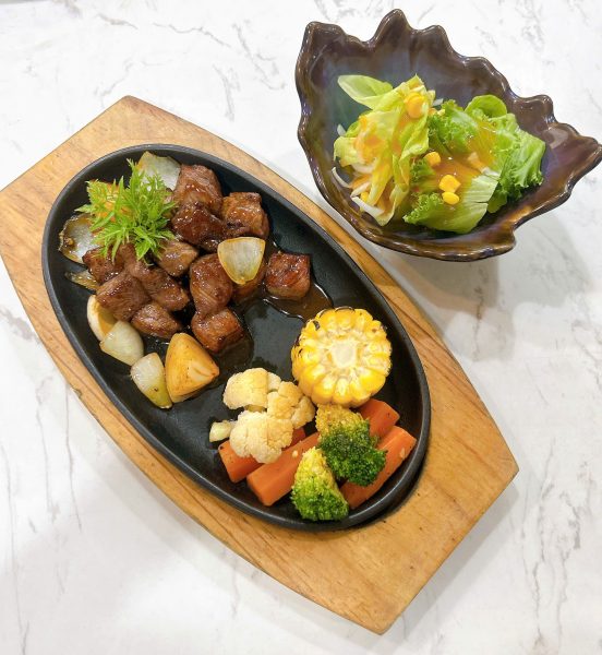 Thực đơn 9 là sự hòa quyện tinh tế giữa ẩm thực Á và Âu, mang đến trải nghiệm ẩm thực hiện đại, độc đáo và đầy sáng tạo. Khai vị bằng súp bào ngư cua cao cấp, sánh mịn, thơm ngọt, thể hiện sự sang trọng ngay từ món đầu tiên. Tiếp đến là cua sốt XO đậm đà, cay nhẹ, mang hương vị đặc trưng của ẩm thực Hồng Kông. Bò sốt tiêu đen ăn kèm bánh mì tạo nên sự kết hợp hài hòa giữa phong cách Âu hiện đại và khẩu vị Á Đông quen thuộc. Cá chẽm sốt chanh dây đem lại trải nghiệm vị giác mới lạ với lớp sốt chua nhẹ, thanh mát, làm nổi bật vị ngọt tự nhiên của cá. Lẩu cá hồi rau rừng là điểm nhấn thú vị, kết hợp giữa nguyên liệu cao cấp và hương vị núi rừng dân dã. Tráng miệng với bánh mochi mềm dẻo, ngọt thanh – một cái kết nhẹ nhàng và tinh tế cho bữa ăn phong cách Á – Âu đầy hấp dẫn.