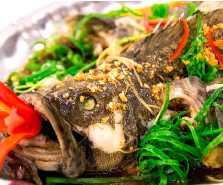 Cá bống mú hoặc cá chẽm được hấp nguyên con theo phong cách Hong Kong, giữ trọn vị ngọt tự nhiên và độ tươi của thịt cá. Món ăn được rưới nước sốt đậu nành pha cùng gừng, hành lá và tiêu, tạo nên hương vị thanh đạm mà vẫn đậm đà, dễ ăn. Sự kết hợp giữa cách chế biến tinh tế và nguyên liệu chất lượng mang đến cảm giác nhẹ nhàng nhưng sang trọng, phù hợp với khẩu vị của nhiều thực khách.