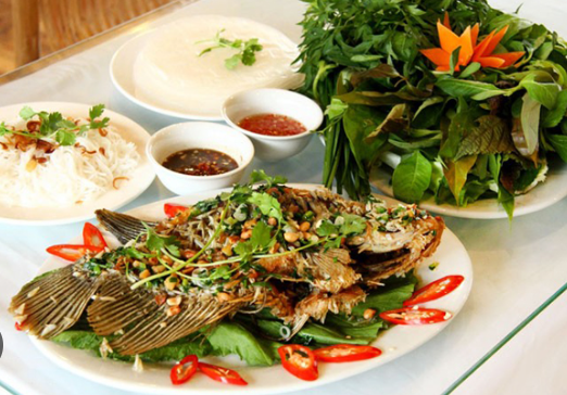 Thực đơn 1 mang đậm hương vị Việt truyền thống với sự kết hợp hài hòa giữa các món ăn hấp dẫn. Mở đầu là gỏi bò bóp thấu chua cay, kích thích vị giác. Tiếp theo là tôm nướng muối ớt thơm lừng, cay nhẹ, đậm đà hương vị biển. Món cá tai tượng chiên xù giòn tan được dọn kèm bánh tráng, tạo cảm giác vừa quen thuộc vừa lạ miệng. Gà nấu lagu béo ngậy ăn kèm bánh mì mang đến sự kết hợp Đông – Tây thú vị. Lẩu Thái hải sản chua cay đậm đà được dùng với bún, rất thích hợp cho những buổi sum họp. Kết thúc bữa ăn là món rau câu lá dứa thanh mát, nhẹ nhàng. Một thực đơn trọn vị cho những ai yêu ẩm thực truyền thống Việt Nam.