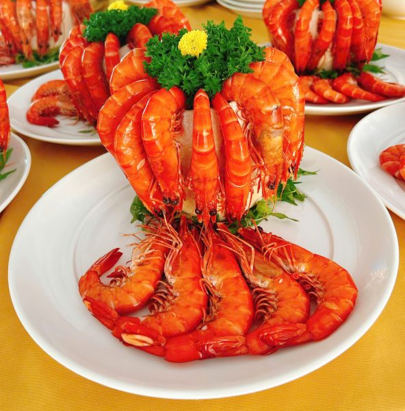 Thực đơn 2 mang đến trải nghiệm ẩm thực hải sản đặc sắc với sự kết hợp tinh tế giữa các món ăn phong phú. Mở đầu là súp hải sản măng tây nóng hổi, thơm ngon, giàu dưỡng chất. Tiếp theo là gỏi bồn bồn tôm thịt thanh mát, giòn nhẹ, hòa quyện vị chua ngọt hài hòa. Món chính nổi bật với cá diêu hồng hấp kiểu Hong Kong, thịt cá mềm, sốt đậm đà, thấm vị. Bò nấu đậu ngự ăn kèm bánh mì mang đến hương vị đậm chất Việt, vừa lạ vừa quen. Lẩu hải sản chua cay tiếp tục bữa tiệc với hương vị đậm đà, thích hợp cho những buổi sum họp ấm cúng. Kết thúc là phần trái cây tươi mát, giúp cân bằng vị giác và thanh lọc cơ thể. Đây là lựa chọn lý tưởng cho những ai yêu thích ẩm thực hải sản và muốn khám phá sự hòa quyện giữa truyền thống và hiện đại.