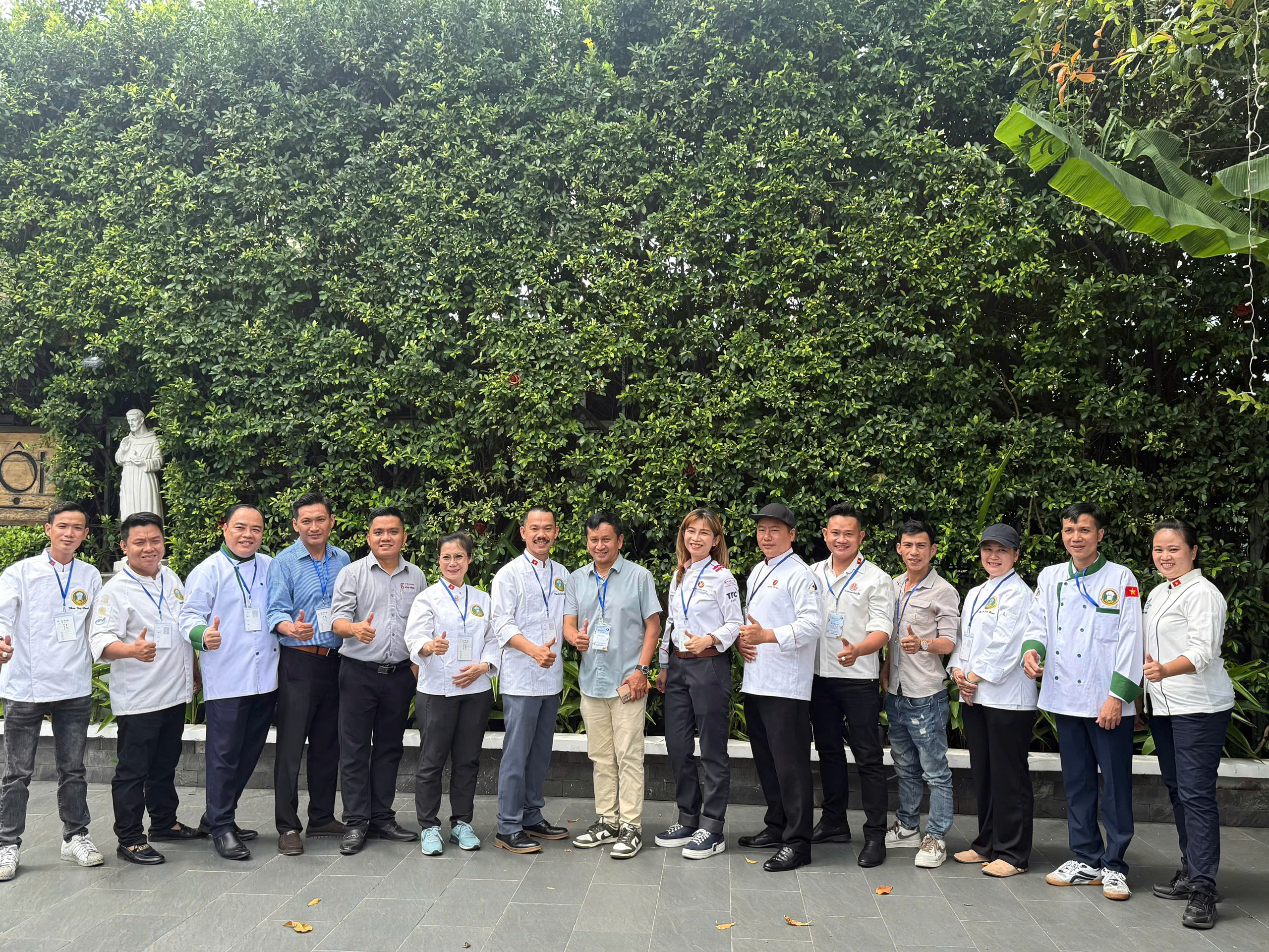 Nhân viên B.O.M Catering phục vụ tiệc lưu động tại nhà với phong cách chuyên nghiệp