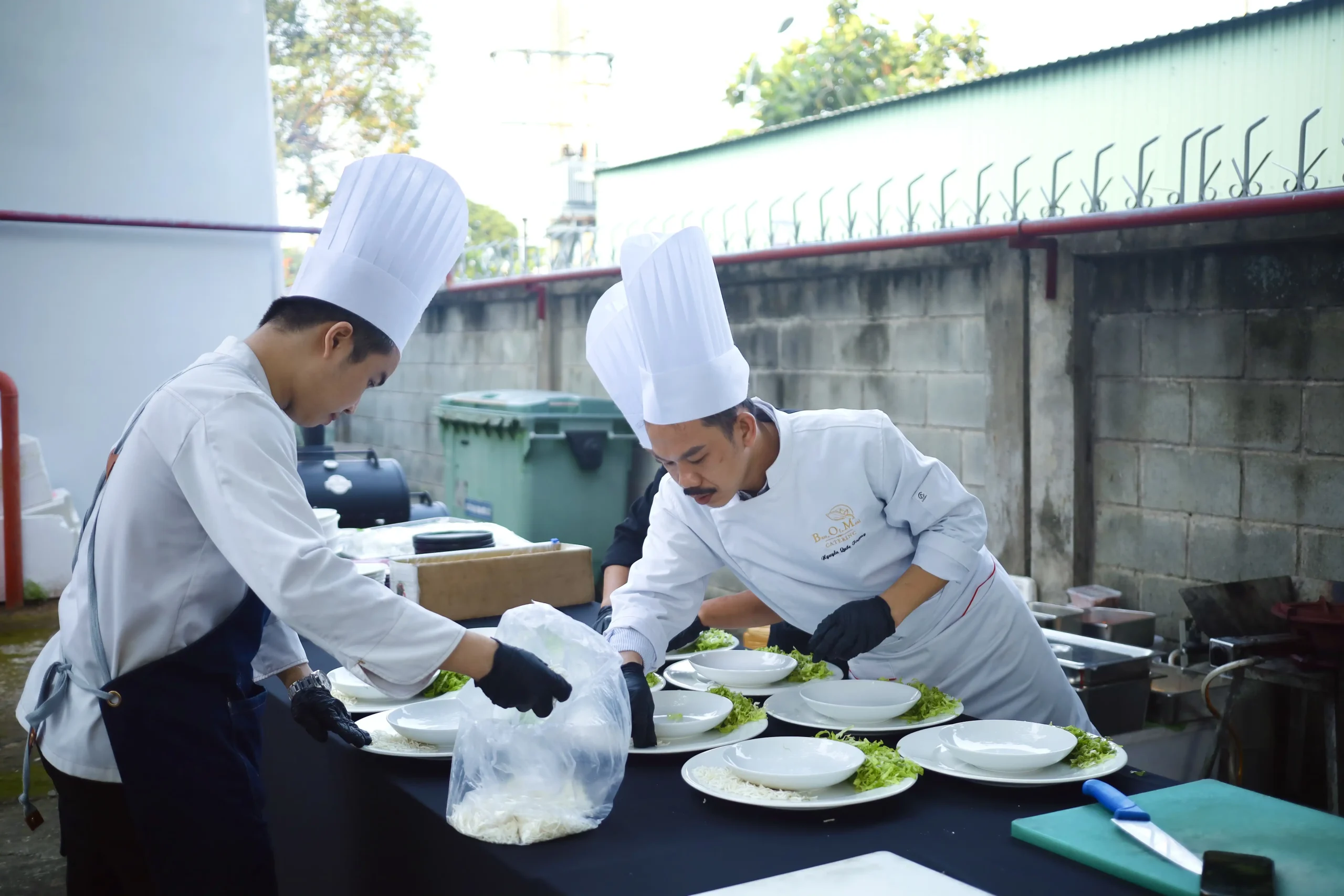 Các lỗi thường gặp khi tự tổ chức tiệc tại nhà và lý do nên dùng catering