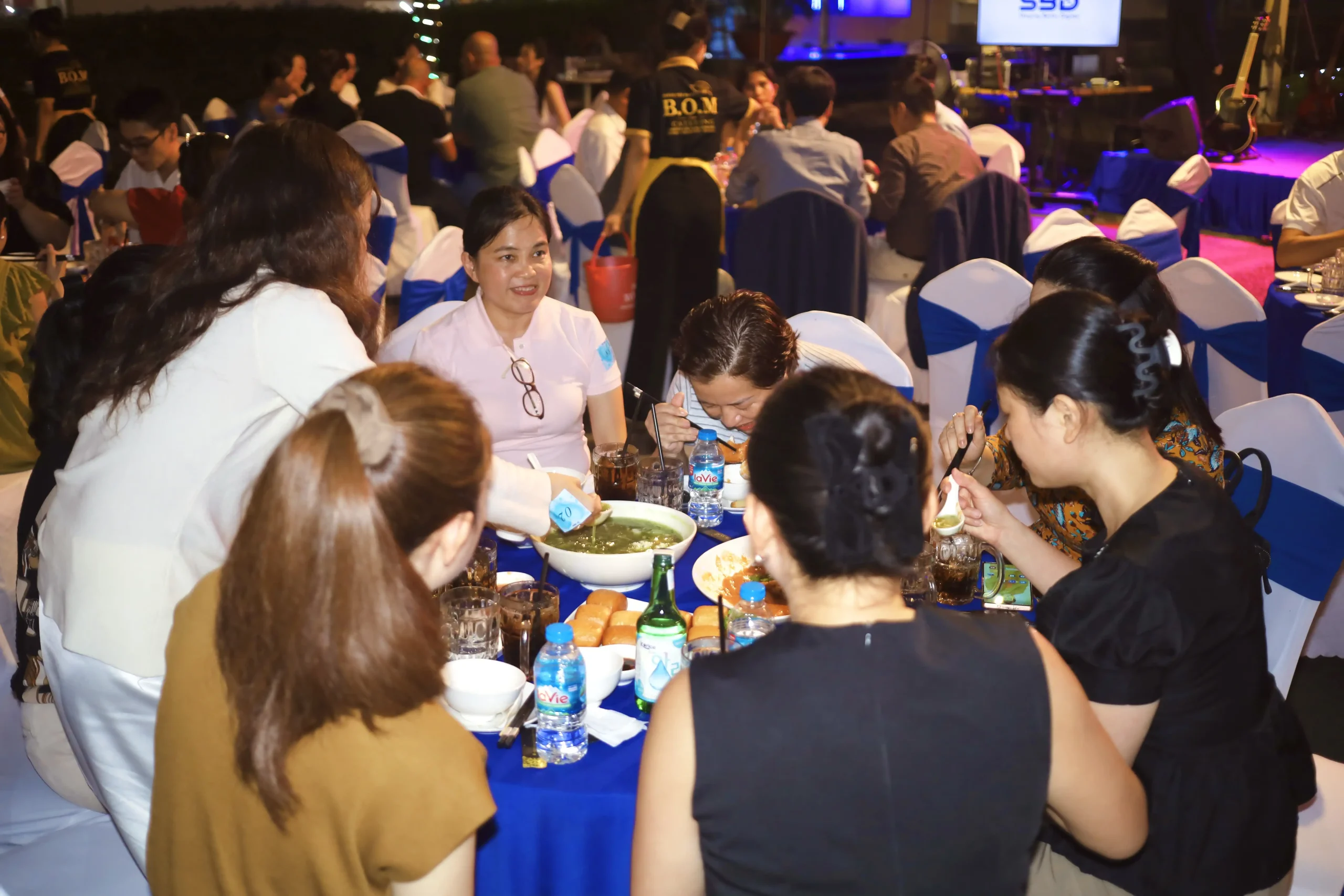 Cách xây dựng thực đơn tiệc gia đình phù hợp cho cả trẻ em và người lớn
