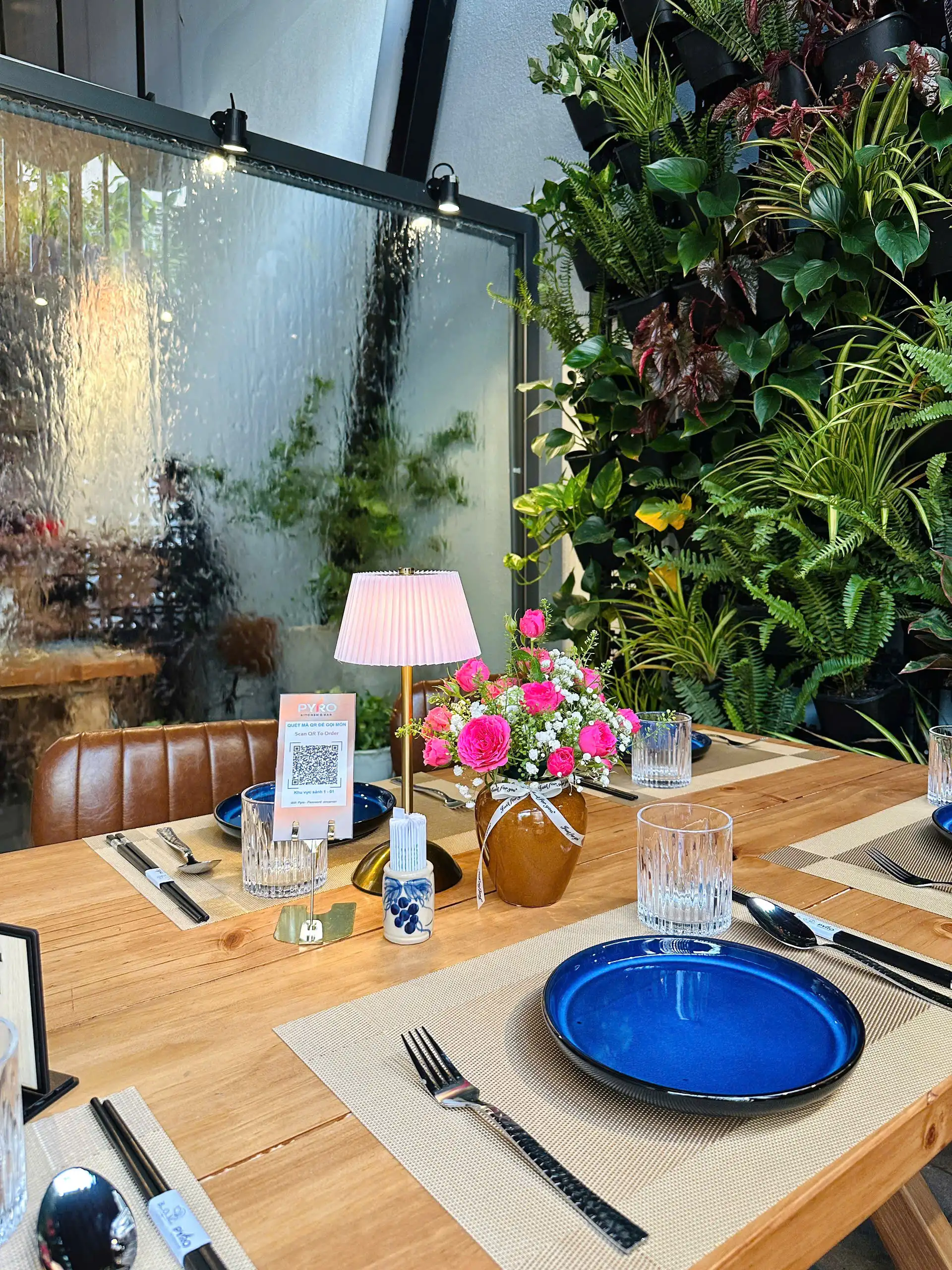 Điểm nhấn cây xanh và vách nước tạo cảm giác thư giãn