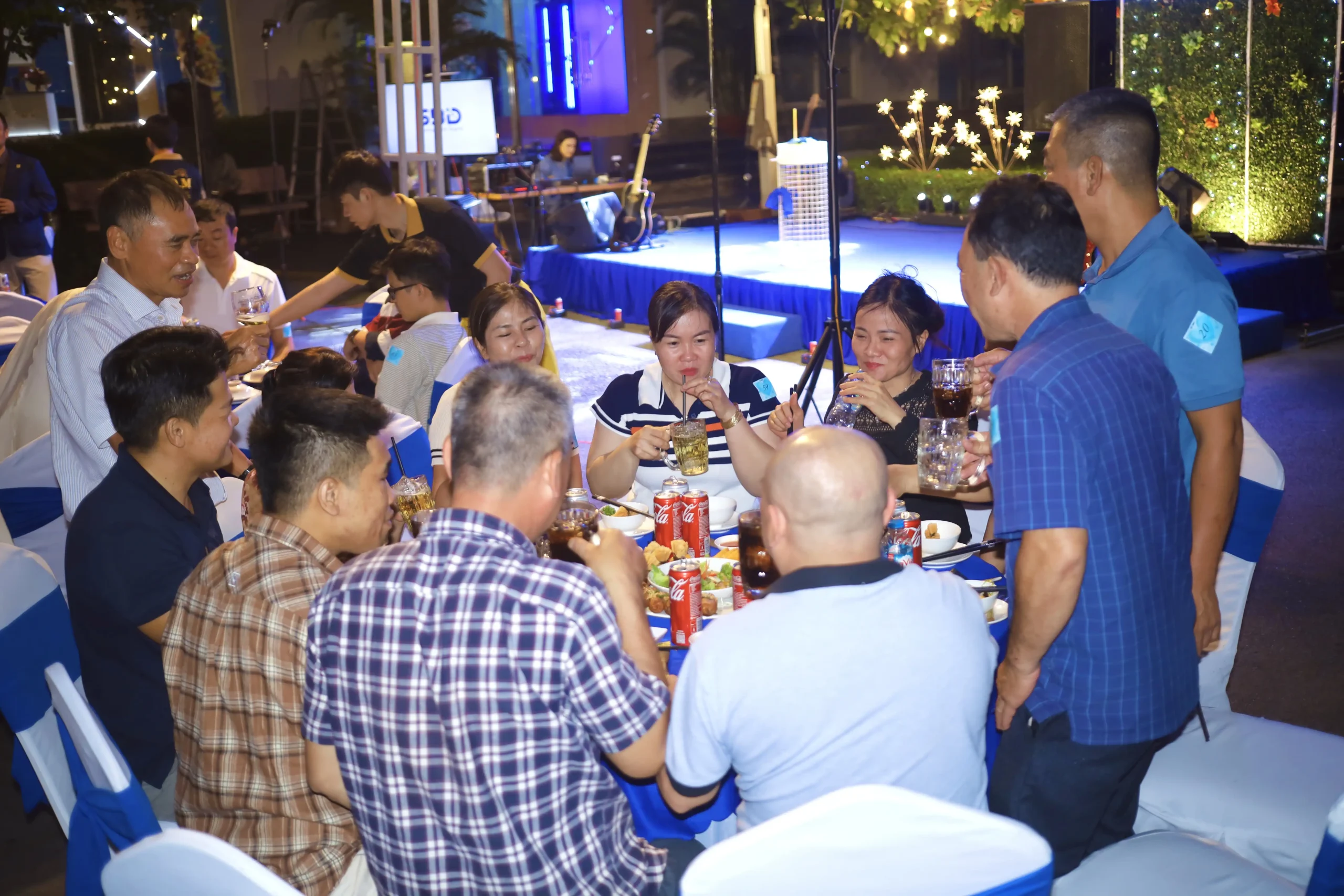 Tổ chức tiệc tất niên kết hợp vinh danh nhân viên thì nên làm thế nào