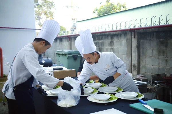 Các lỗi thường gặp khi tự tổ chức tiệc tại nhà và lý do nên dùng catering